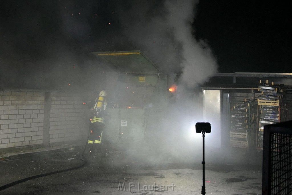 Feuer Papp Presscontainer Koeln Hoehenberg Bochumerstr P063.JPG - Miklos Laubert